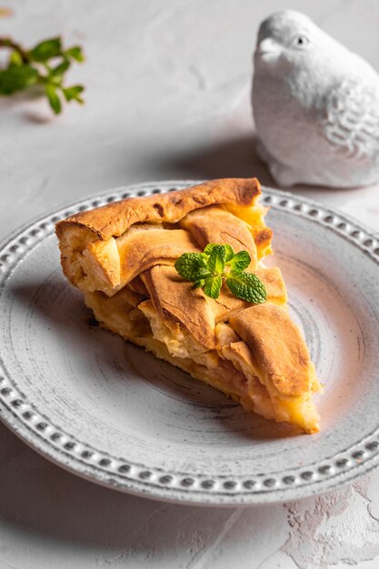 Tarta de manzana casera con hojas de menta en un plato