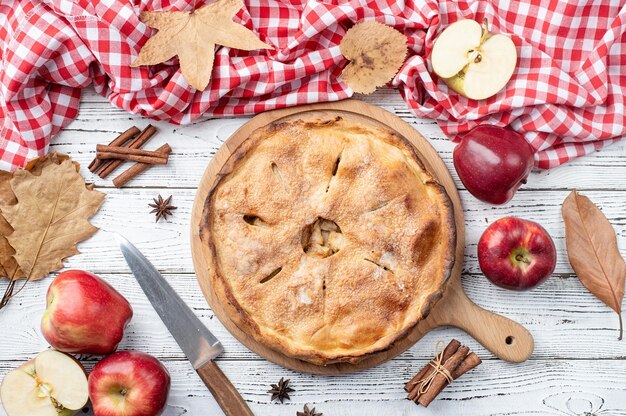 Tarta de manzana casera con manzanas rojas frescas