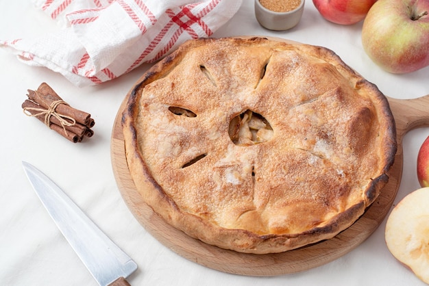 Tarta de manzana casera con manzanas rojas frescas