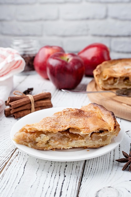 Tarta de manzana casera con manzanas rojas frescas