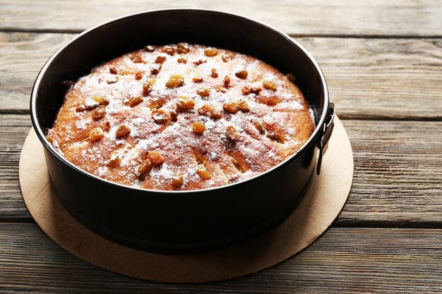 Tarta de manzana casera en mesa de madera