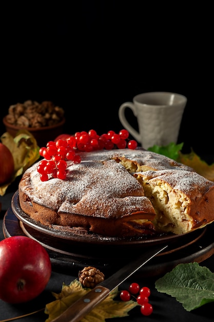 Tarta de manzana casera recién horneada en un plato