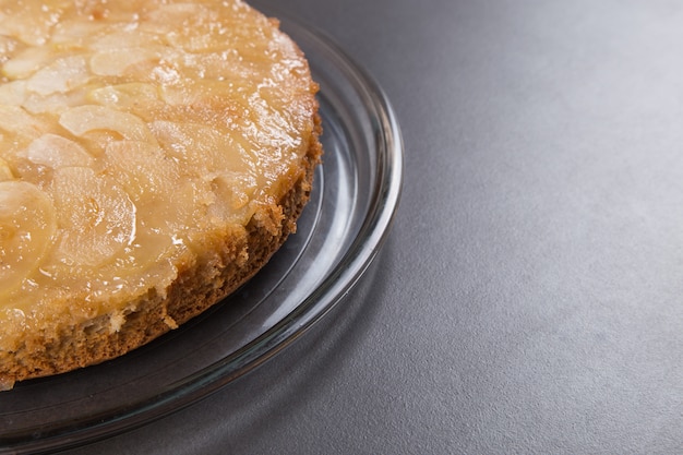 Tarta de manzana casera sobre una encimera de piedra.