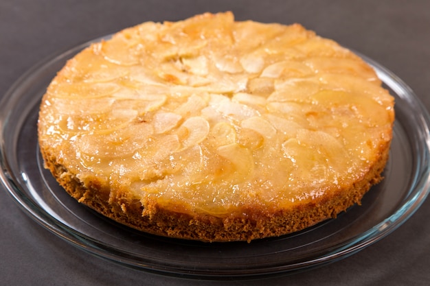 Tarta de manzana casera sobre una encimera de piedra.