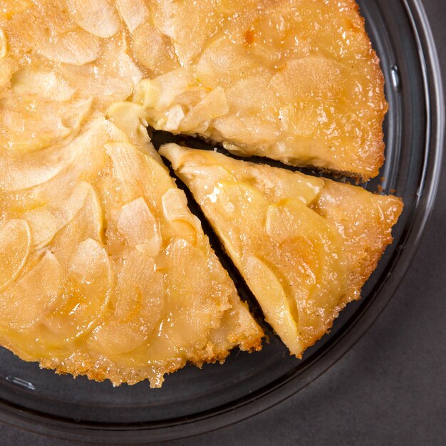 Tarta de manzana casera sobre una encimera de piedra.