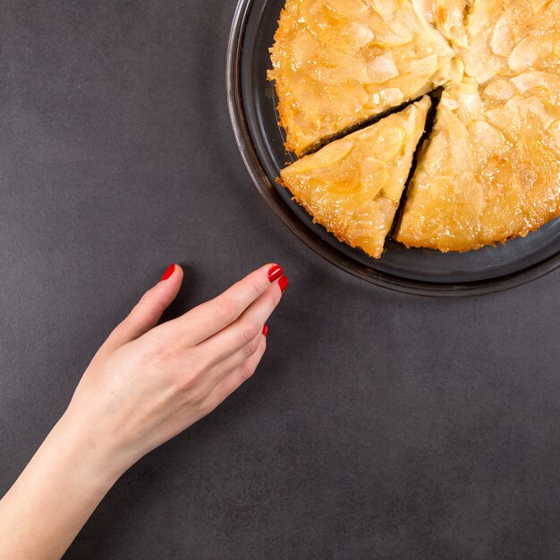 Foto tarta de manzana casera sobre una encimera de piedra.