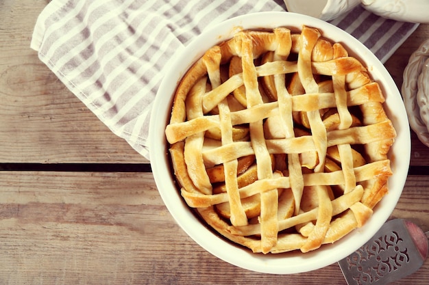 Tarta de manzana casera sobre fondo de madera