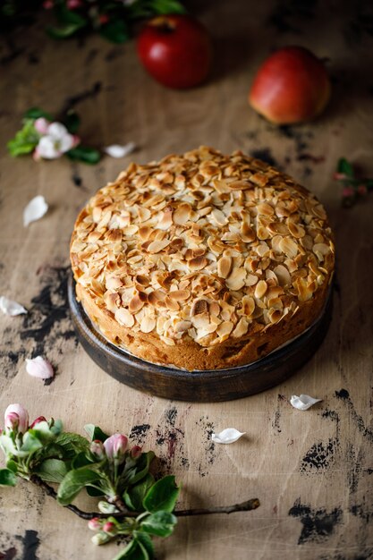 Tarta de manzana casera sobre una mesa de madera