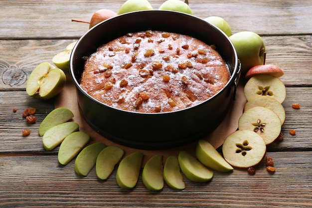 Tarta de manzana casera sobre mesa de madera