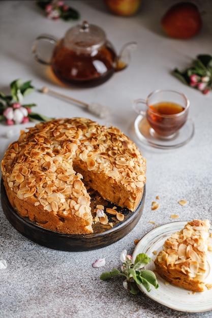 Tarta de manzana casera sobre una mesa de piedra