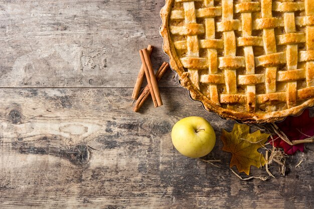 Tarta de manzana casera tradicional en mesa de madera Copia espacio