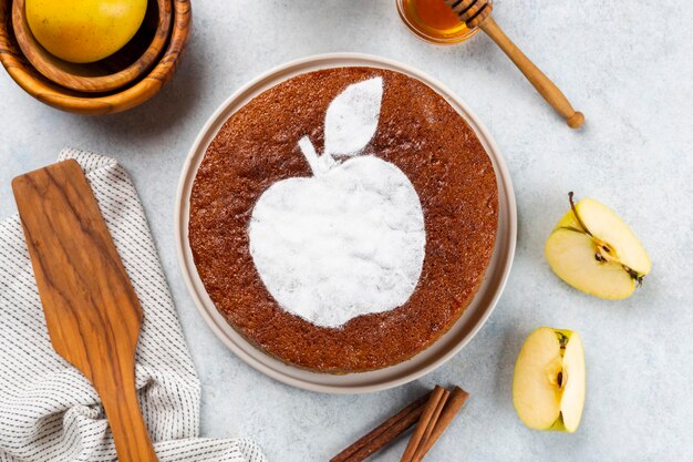 Tarta de manzana casera en una vista superior de fondo de madera blanca El clásico postre de otoño para el Día de Acción de Gracias es la tarta de manzana orgánica