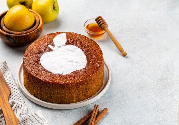 Tarta de manzana casera en una vista superior de fondo de madera blanca