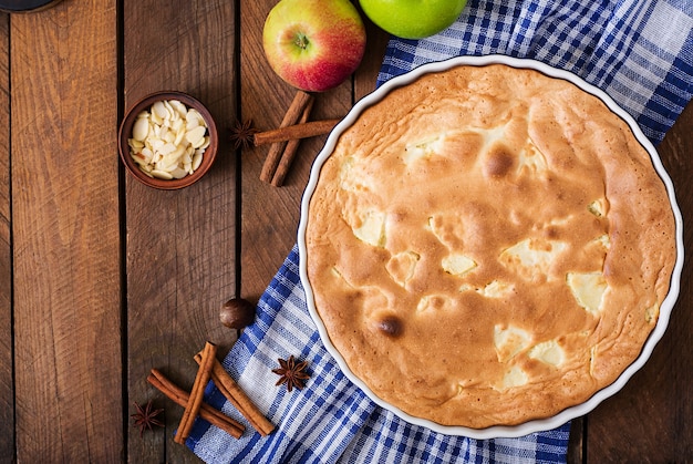 Tarta de manzana "Charlotte". Vista superior