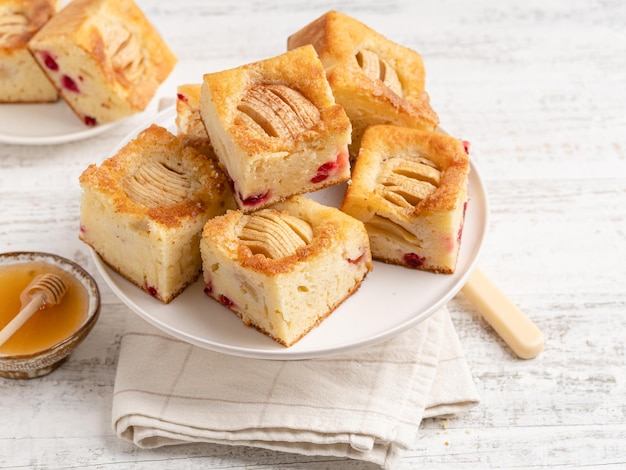 Tarta de manzana cortada en porciones cuadradas sobre mesa de madera blanca Pastel de otoño panadería de otoño