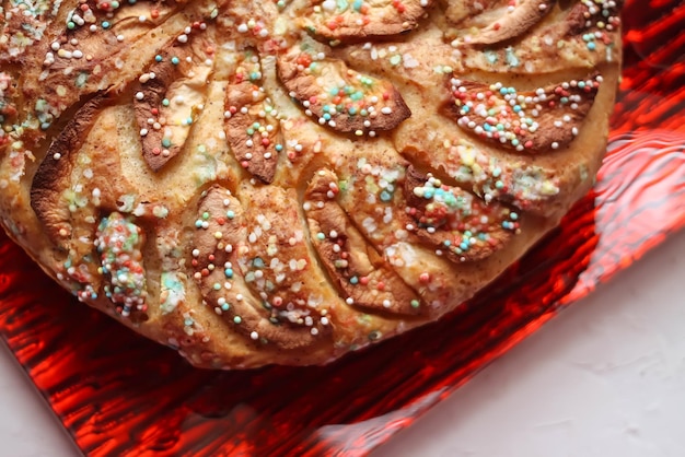 Tarta de manzana dulce casera con decoración de azúcar de cerca