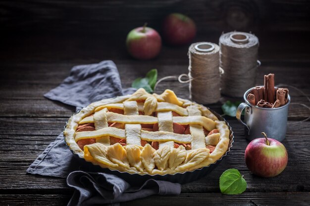 Tarta de manzana dulce hecha con ingredientes frescos