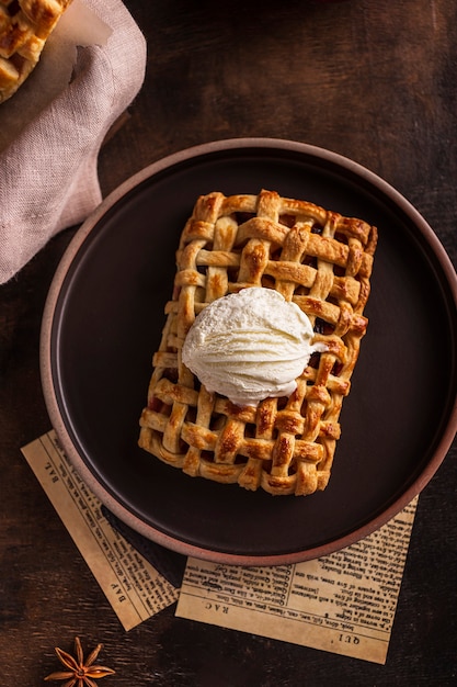 Tarta de manzana dulce con helado