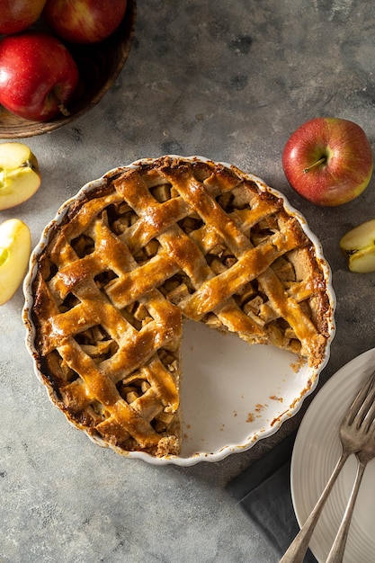 Tarta de manzana entera tarta casera de fruta fresca con vista superior de manzanas rojas