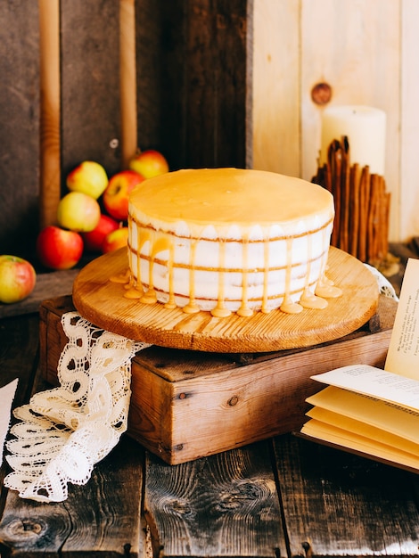 Tarta de manzana con especias, canela, manzanas secas, caramelo cremoso en estilo de otoño