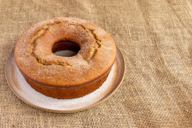 Tarta de manzana espolvoreada con azúcar y canela