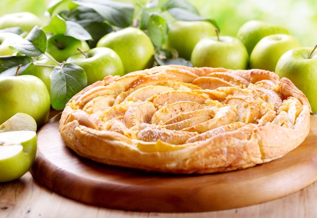 Tarta de manzana con frutas frescas en la mesa de madera