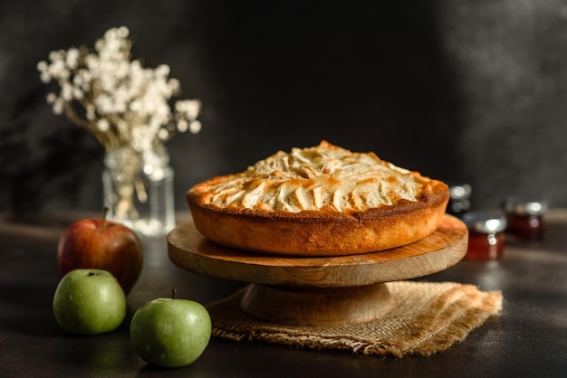 Tarta de manzana con frutas frescas en una mesa de madera