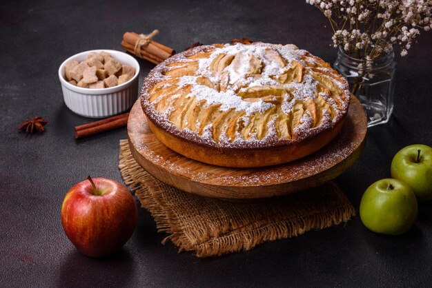 Tarta de manzana con frutas frescas en una mesa de madera