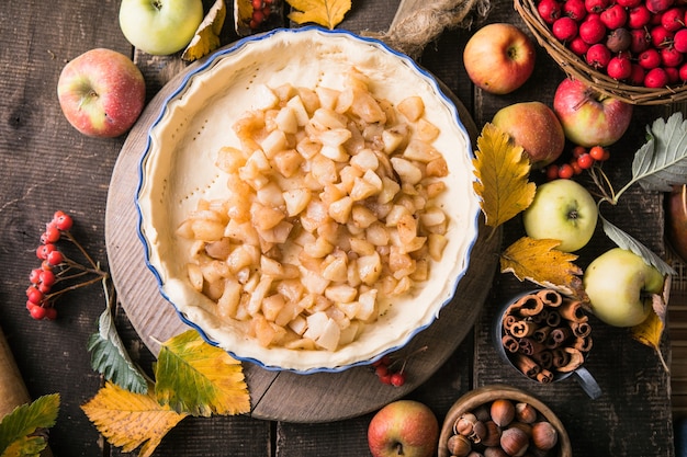 Tarta de manzana con frutas y hojas de otoño