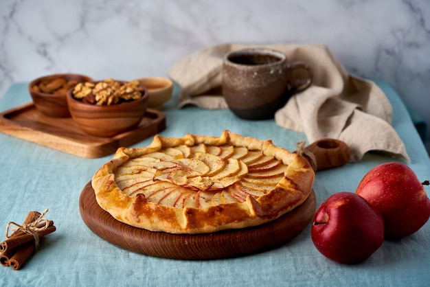 Tarta de manzana, galette con frutas, pasteles dulces en mesa con mantel azul, crostata dulce