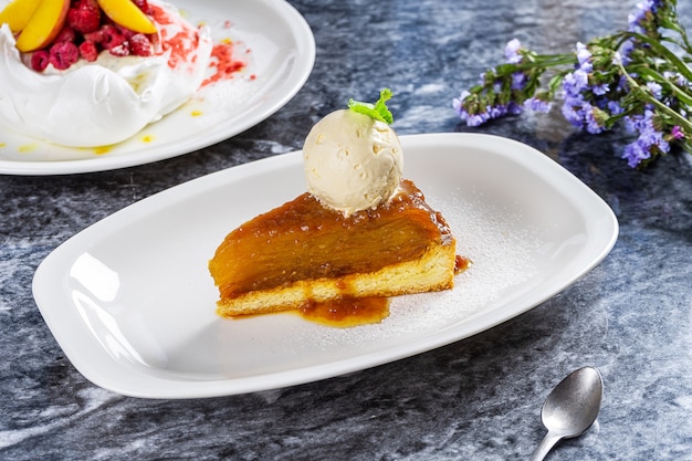 Tarta de manzana con helado y caramelo