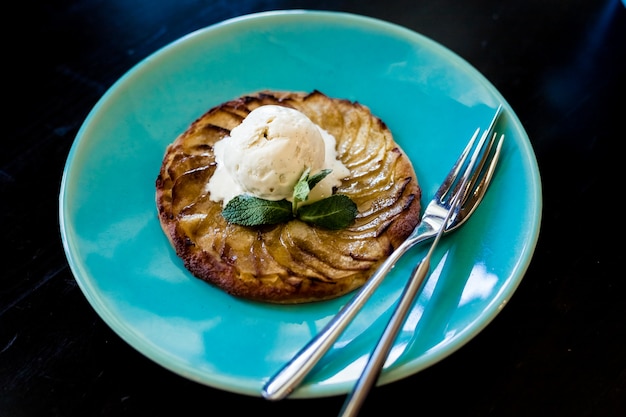 Tarta De Manzana Con Helado En Un Plato Blanco