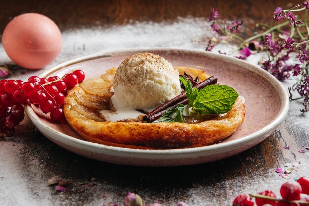 Tarta de manzana con helado