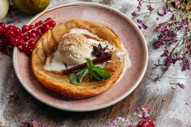 Tarta de manzana con helado