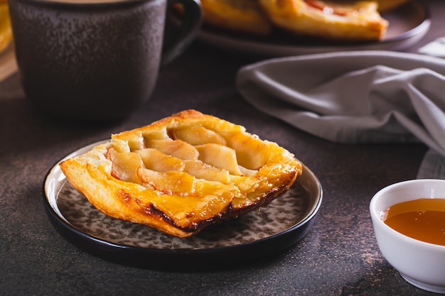 Tarta de manzana de hojaldre al revés en un plato de desayuno