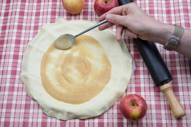 Tarta de manzana para hornear bajo fondo rojo y blanco