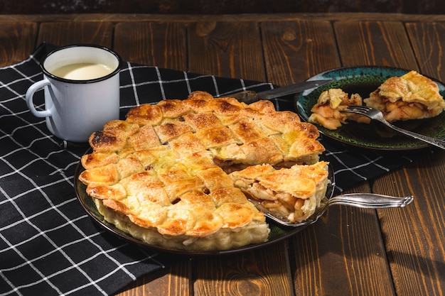 Tarta de manzana con leche en madera