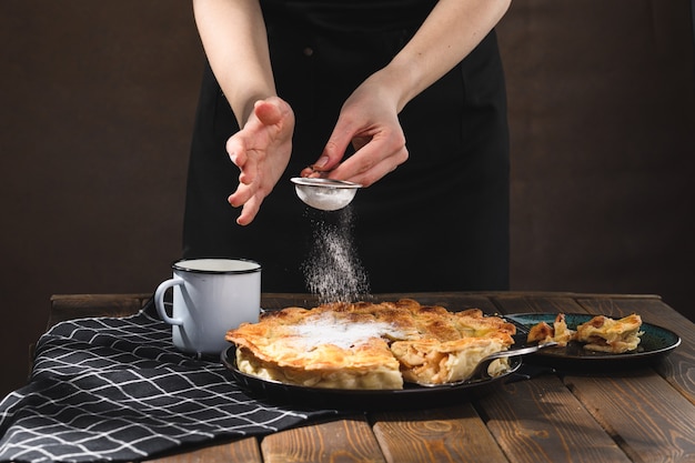 Tarta de manzana con leche en madera