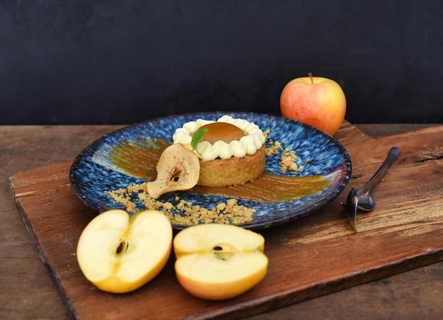 Tarta de manzana con manzanas frescas sobre mesa de madera