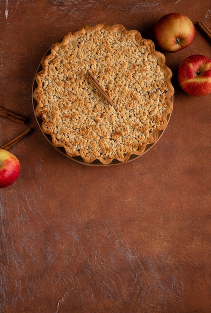 Foto tarta de manzana con masa quebrada de canela sobre un fondo marrón oscuro.