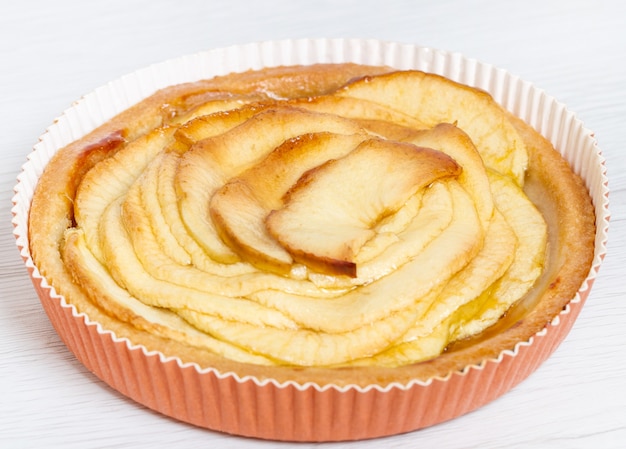 Tarta de manzana en la mesa de madera blanca