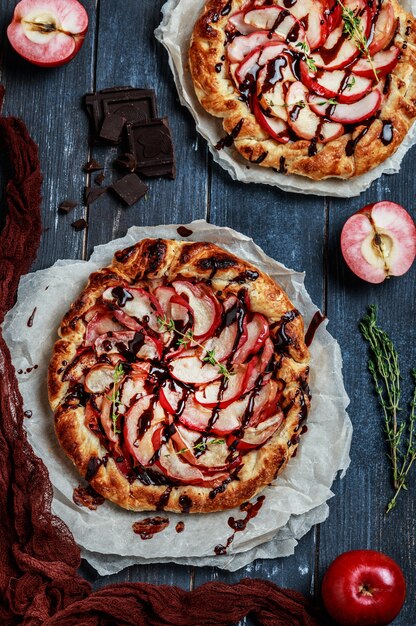 Tarta de manzana en la mesa de madera. Tarta de manzana en mesa de madera