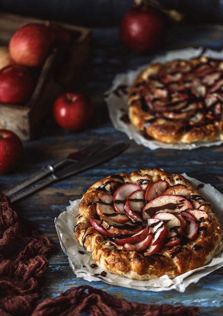 Tarta de manzana en la mesa de madera. Tarta de manzana en mesa de madera