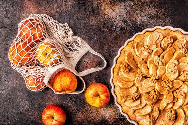 Tarta de manzana con nueces y canela