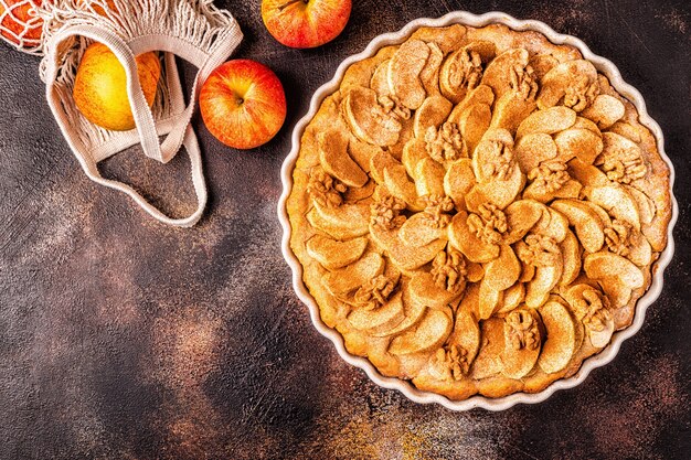 Tarta de manzana con nueces y canela