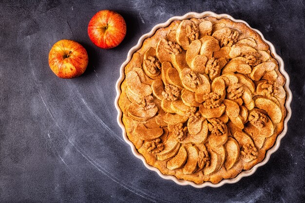 Tarta de manzana con nueces y canela