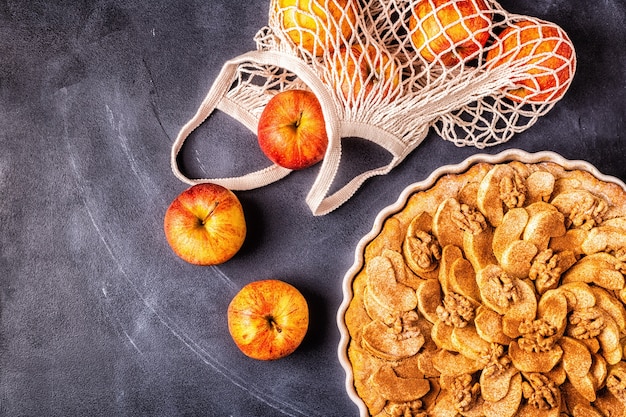 Tarta de manzana con nueces y canela