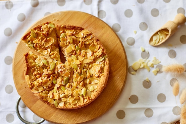 Tarta de manzana o pera con nueces de caramelo en la vista superior del espacio de copia de la mesa de madera