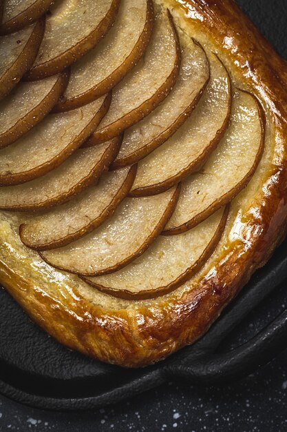 Tarta de manzana orgánica casera tradicional en la mesa oscura. Concepto de comida saludable