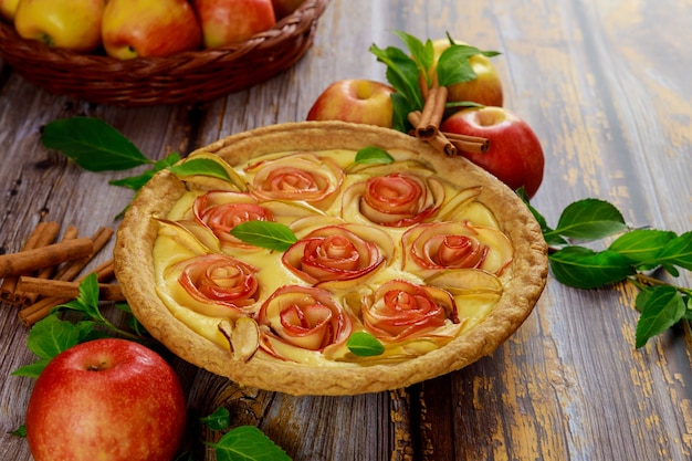 Tarta de manzana otoñal con canela y manzanas frescas.